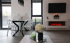 Luxury Landing 11 - Centrally Located Accomodation With Private Parking Targu Mures